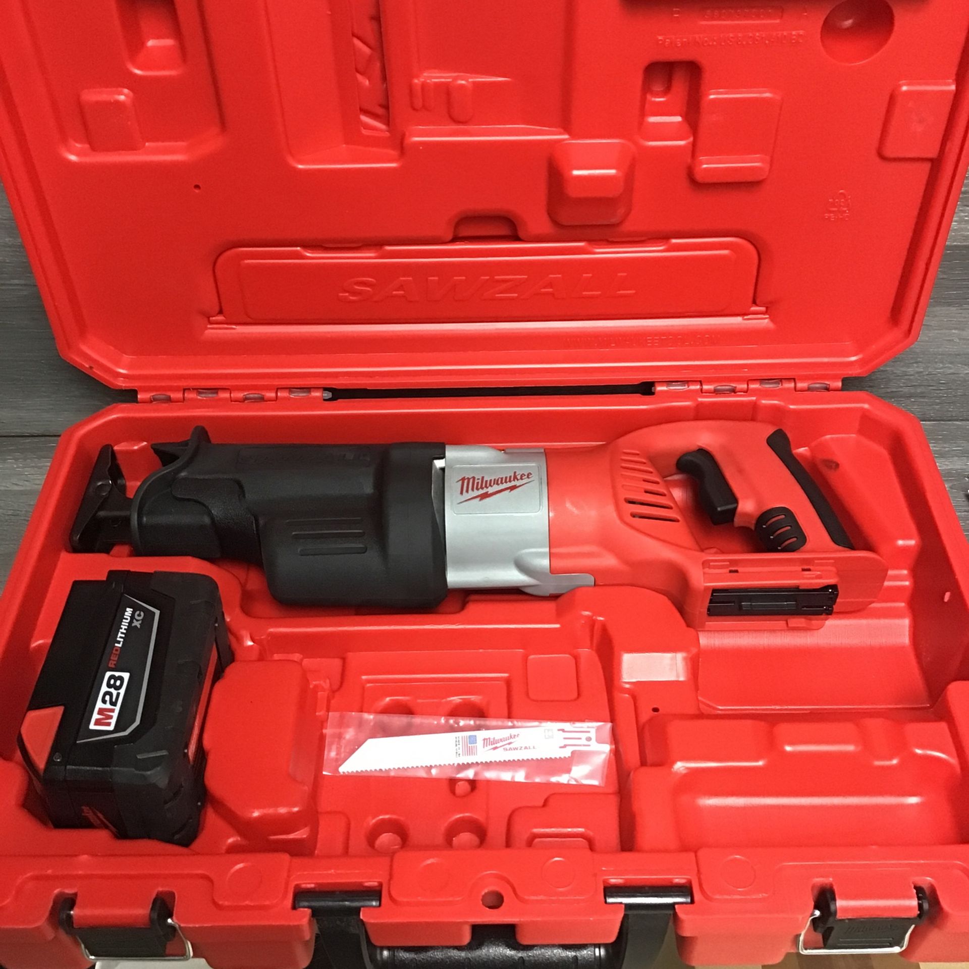 NEW MILWAUKEE M28 Sawzall 0719-22 With Battery And Hard Case