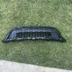 53112-02290 toyota matrix  Grill  2011/2013