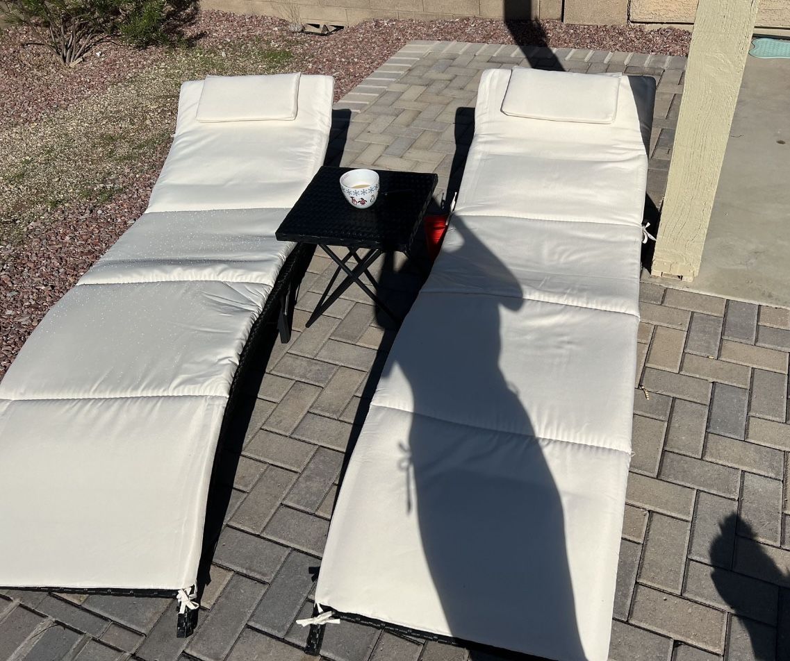 Lounge Chairs & Table