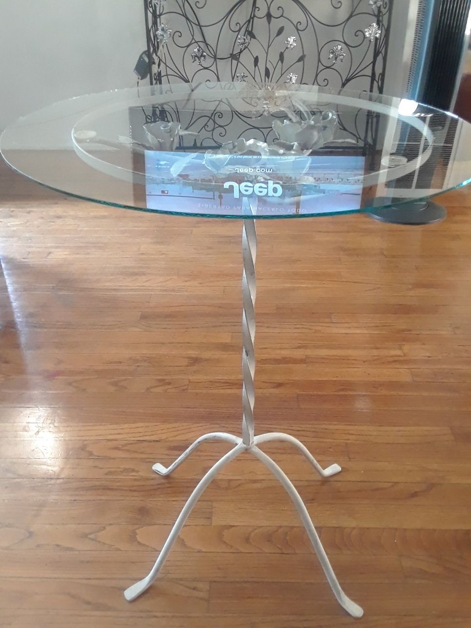 Mesita antigua con diseño d rosas