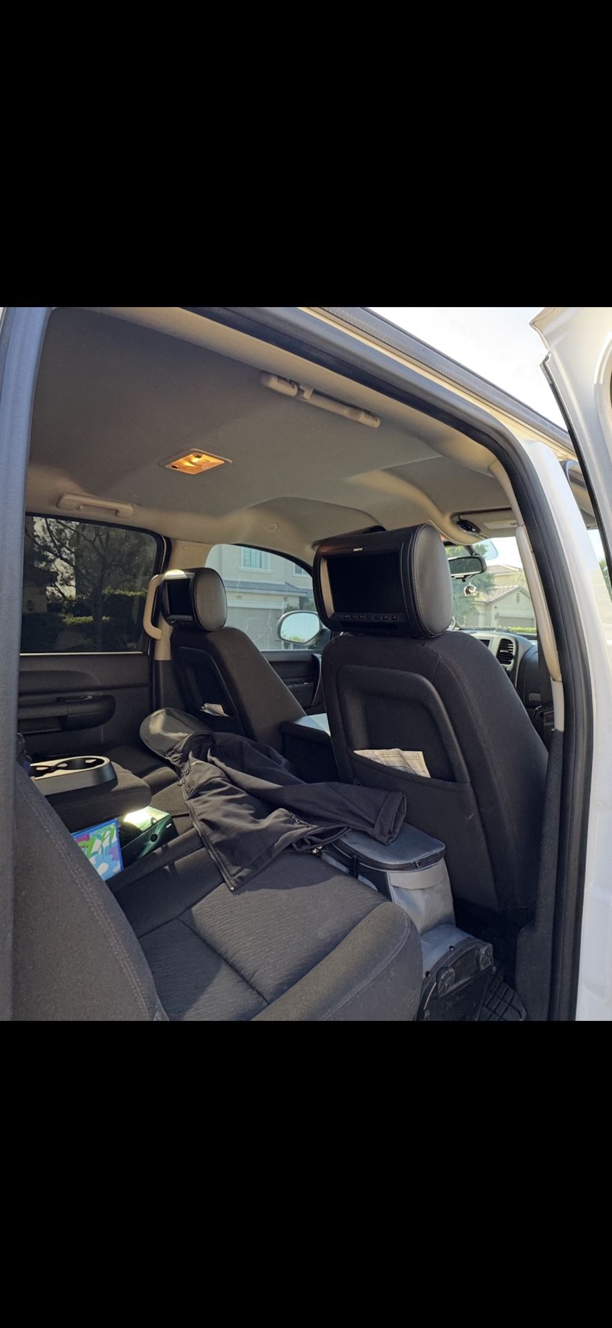 2 Headrests TV’s With Remote