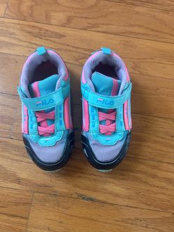 EUC Fila girls Hook-and-Loop Sneakers size 9