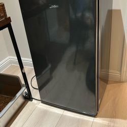Mini fridge 