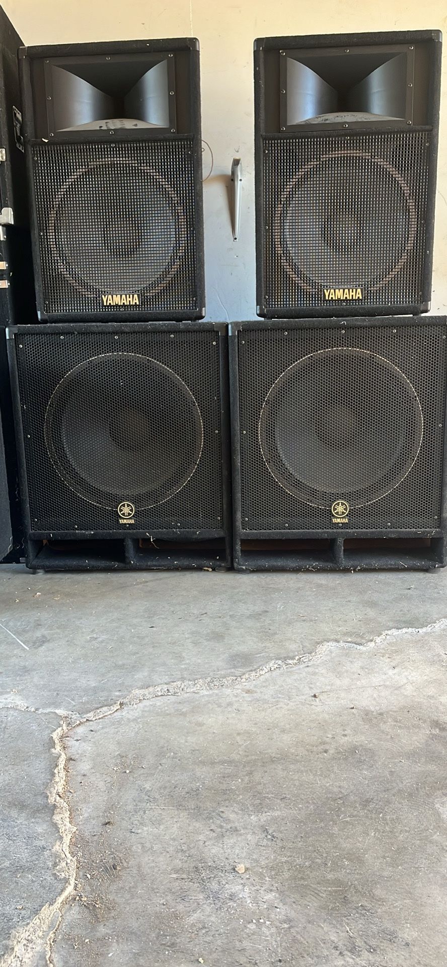 Yamaha SW118V 18" Subwoofers Pair