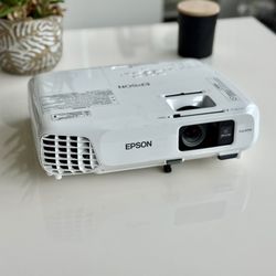Home Theater Epson Projector 3000 Lumens PowerLite Series Gamin 1080p HDMI, VGA, USB, WiFi 