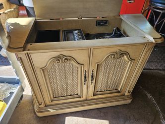 Retro Magnovox Console Cabinet Turn Table Radio
