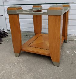 Nice Quality end table!