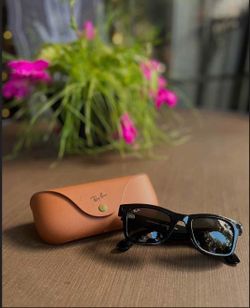 Ray-Ban Meta Wayfarer Large - (Gen 1) Matte Black, Polarized Gradient Graphite: Bluetooth, Wi-Fi, Meta Al