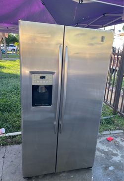 Side by side GE Refrigerator 20 cu Ft