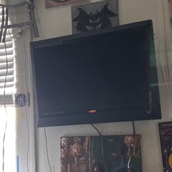 (3 TV’s/Monitors)VIZIO 32” HD TVs