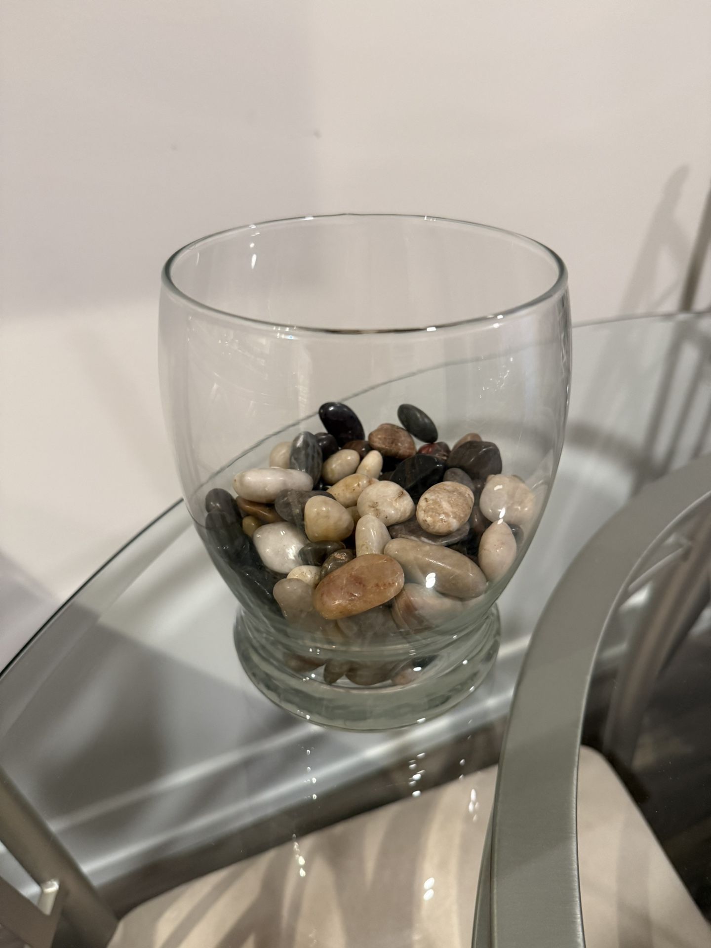 Glass candle holder with stones