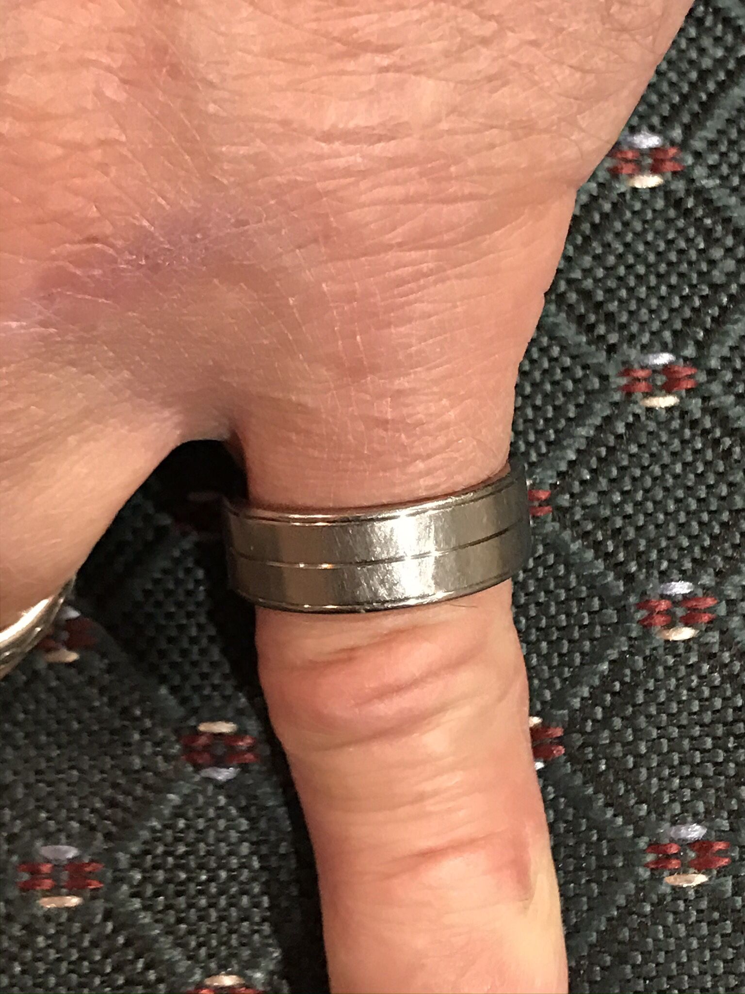 Men's Titanium Ring Band Size 10  