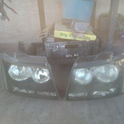 2007 Chevy Tahoe Head Lights