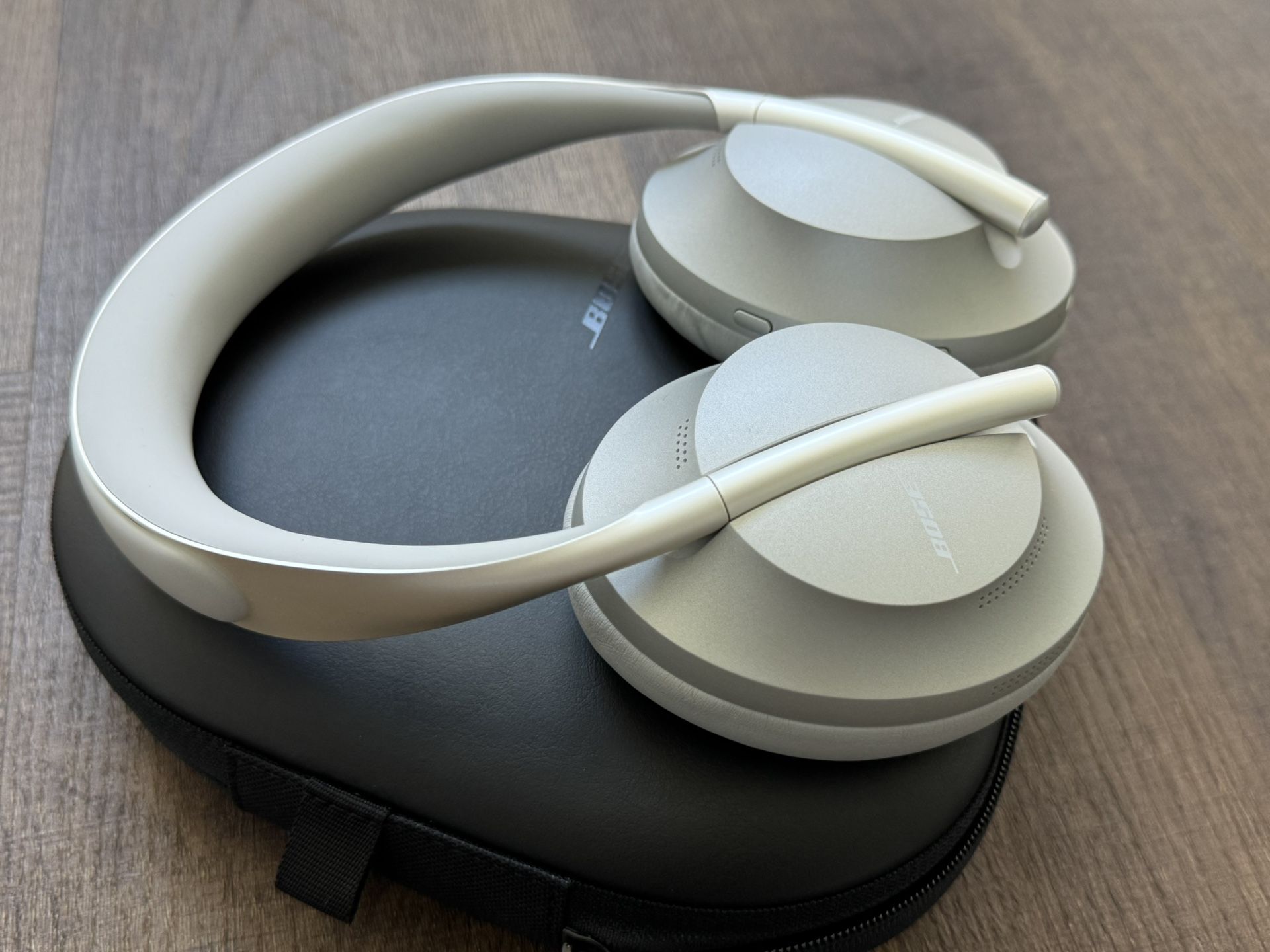 Like-New Bose Noise Cancelling Headphones 700 - Luxe Silver (Complete Set)