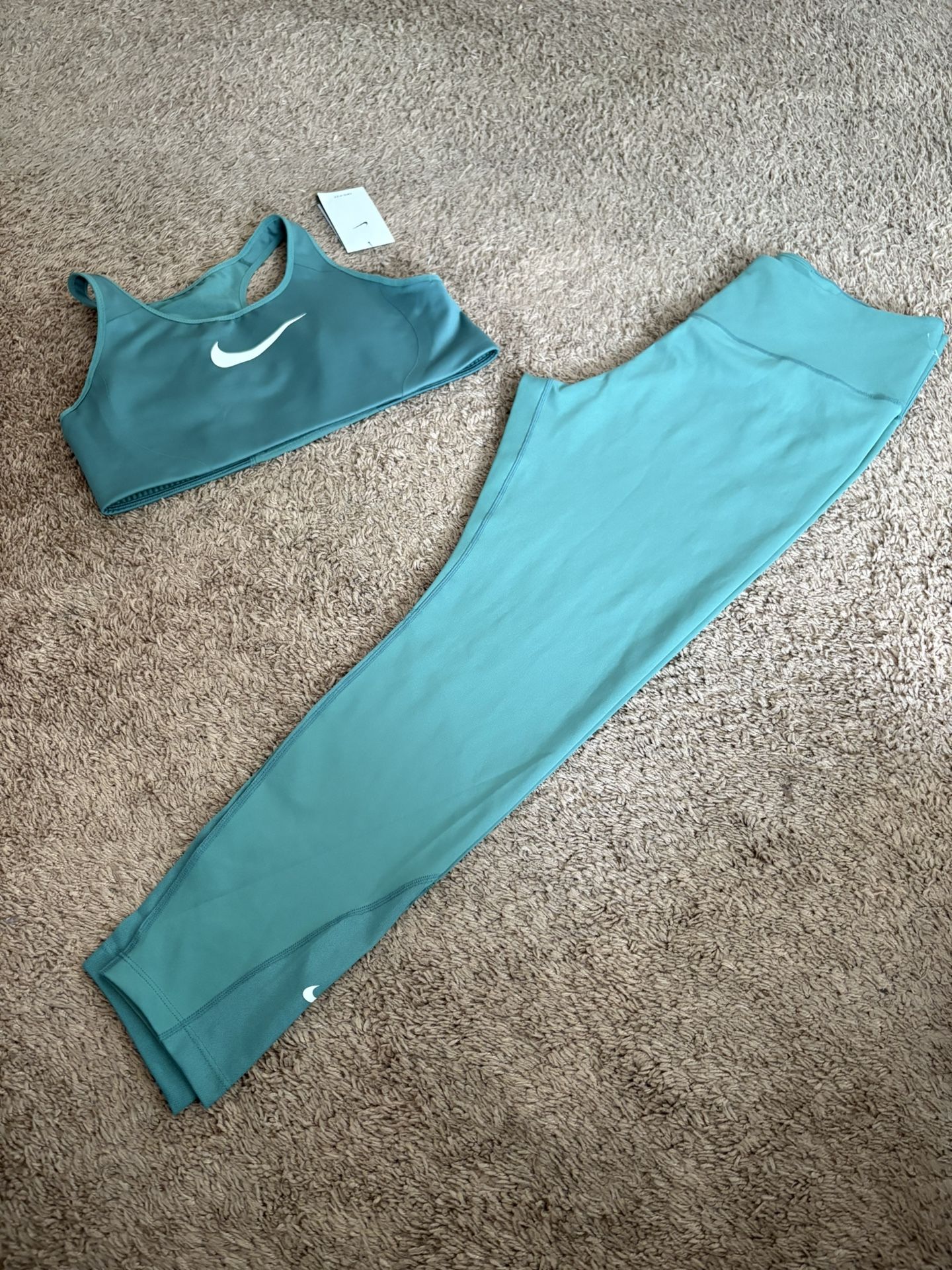 Womens Nike Outfit Size XLArge 