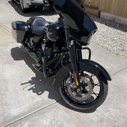 2020 Harley Davidson FLHXS STREET GLIDE SPECIAL (blacked out edition)