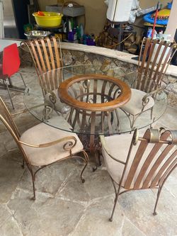 Vendo comedor de cuatro sillas de acero color dorado vidrio redondo tamaño. 48