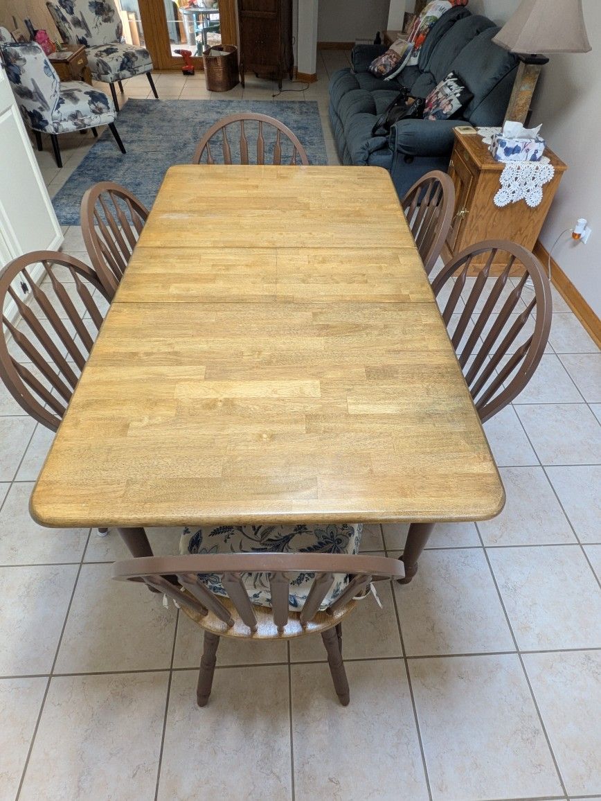 Kitchen Table & 6 Chairs. Maple Wood.