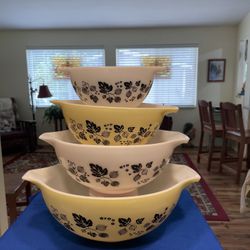Pyrex 1950’s Yellow/Black/White Mid Century Modern Gooseberry Cinderella Nesting Bowl Set (4)