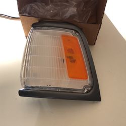 Toyota TY P/U 2WD SR5 DX 1984 To 1995 Park Lamp Driver Side Assembly #81(W/PTD)