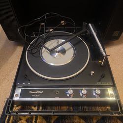 Vintage 70's era Concert Hall Wildcat record player. Briefcase style w/built in speakers. Works.