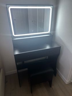 Lighted Vanity Set with Mirror, Storage Seat & USB Charging Station