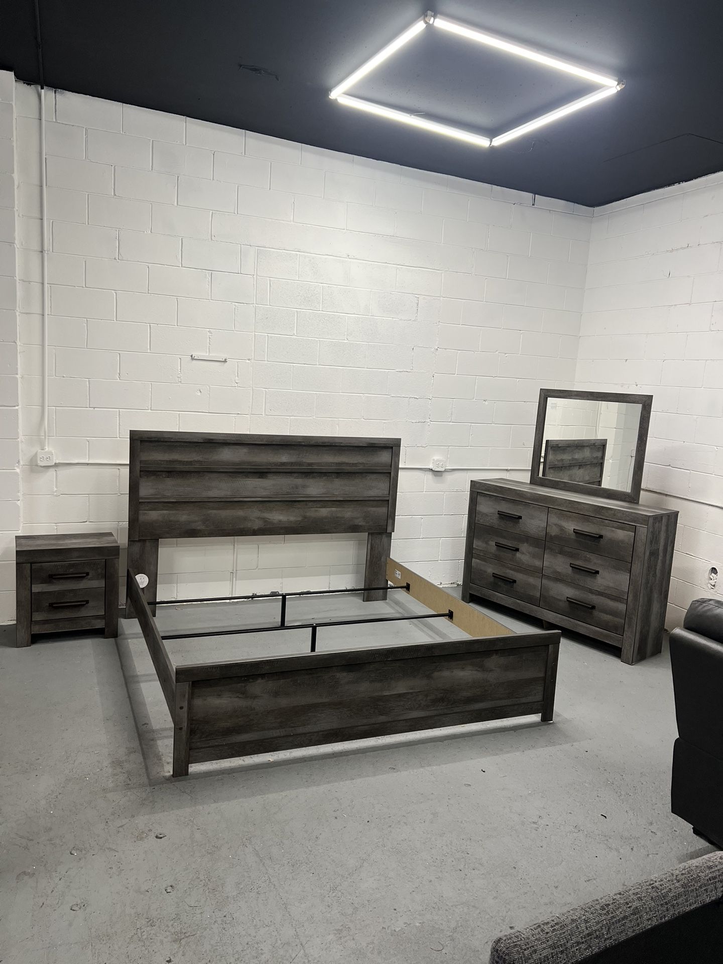 (Free Delivery) New Ashley Furniture Wynnlow Bedroom King Bedset W/ Mirrored Dresser and Nightstand