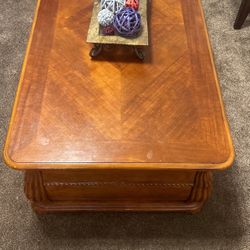 WOOD COFFE TABLE AND SIDE TABLE