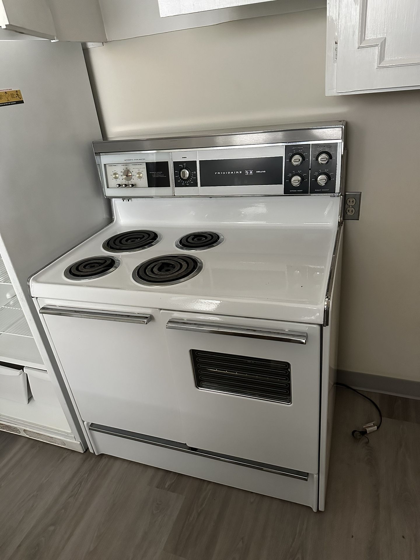 Frigidaire - Deluxe