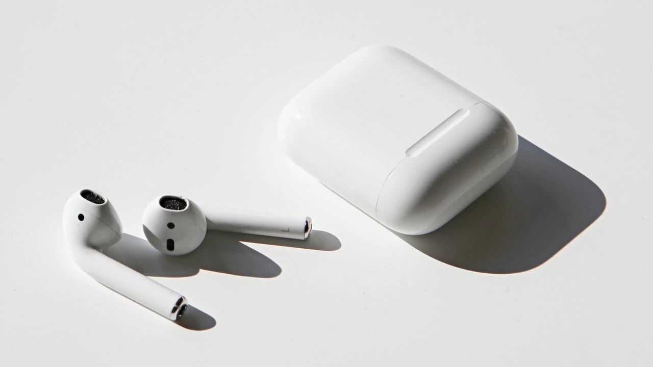 Apple AirPods with Charging Case (2nd Generation) White Color