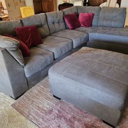 Comfortable Gray Sectional Sofa With Ottoman