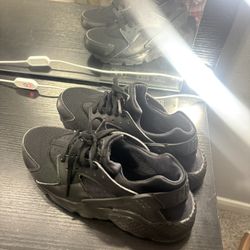 Nike Black Huaraches ✔️