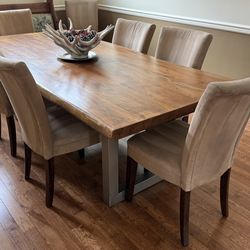 Stunning and rare Dining Table – Seats 8.