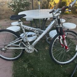 bicicleta de aluminio tiene detalle
