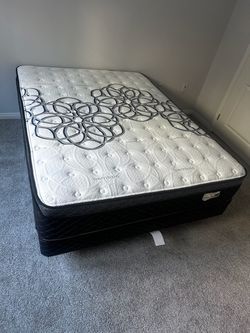 Queen Size Mattress Pillow Top 12"   new Mattress in a plastic sealed