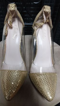 😀 $15 Beautiful unique (Jubilee) Gold clear heels Size 9 Locations: Solon, Southgate, Maple, Bedford, Garfield, University Circle, Cleveland area.