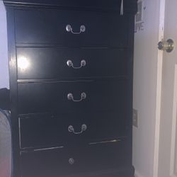 5 Drawer Dresser And Night Stand 