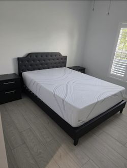 Cama con colchón y dos mesas de noche