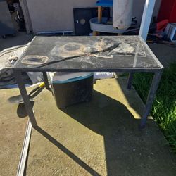 Free Table Outside Table Very Stury No Rust Just Needs To Be Rinsed 