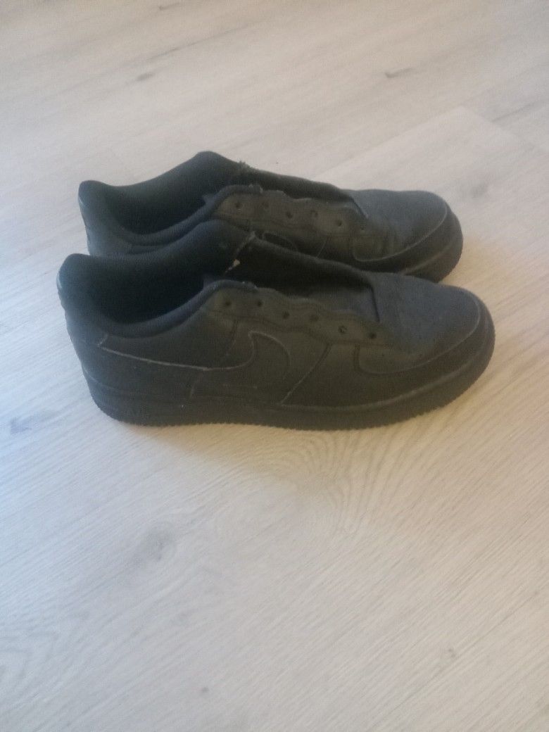 Boys Black 6.5 Air Force Ones 07