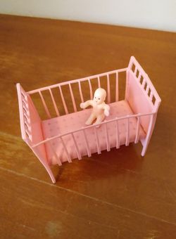 1963 MULTIPLE PROJECTS INC. VINTAGE NURSERY PINK BABY BED DOLLHOUSE FURNITURE + VINTAGE NURSERY BABY 