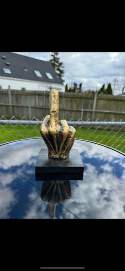 The desktop finger statue
