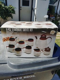 Vintage coffee cups and pot