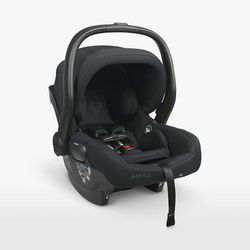 Uppababy Mesa V2 car seat and Base