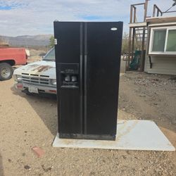 Refrigerator Everything works icemaker, water dispenser, doors and drawers, 200 buck