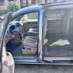 2003 Chrysler Town N Country 