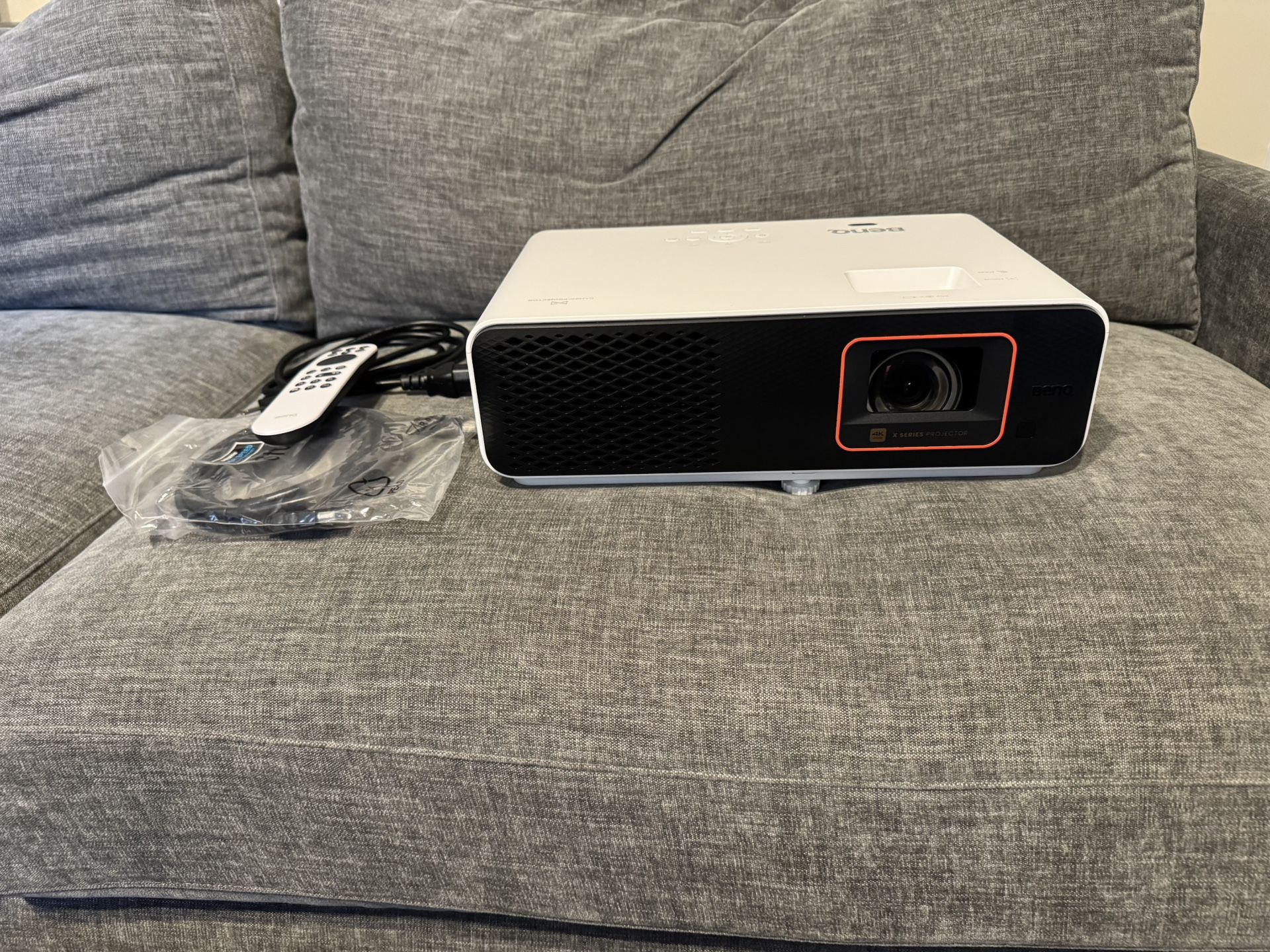 BenQ X500i 4K HDR Gaming Projector + New BenQ Universal Ceiling Mount