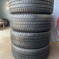 275/55/20. Michelín