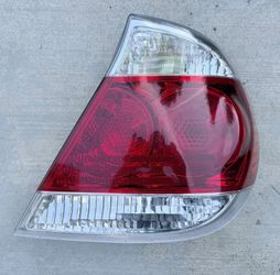 2005–2006 Toyota Camry Passenger Side RH Tail Light Assembly – OEM