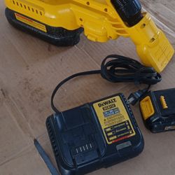 DeWalt DCV517 20V  cordless portable wet and dry vacuum included battery and charger in great condition 
